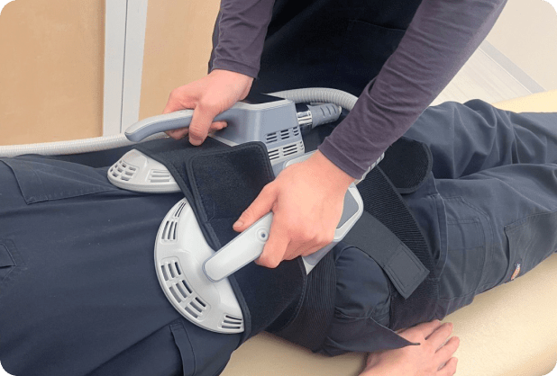 機器を使ってインナーマッスルに集中的にアプローチしている様子