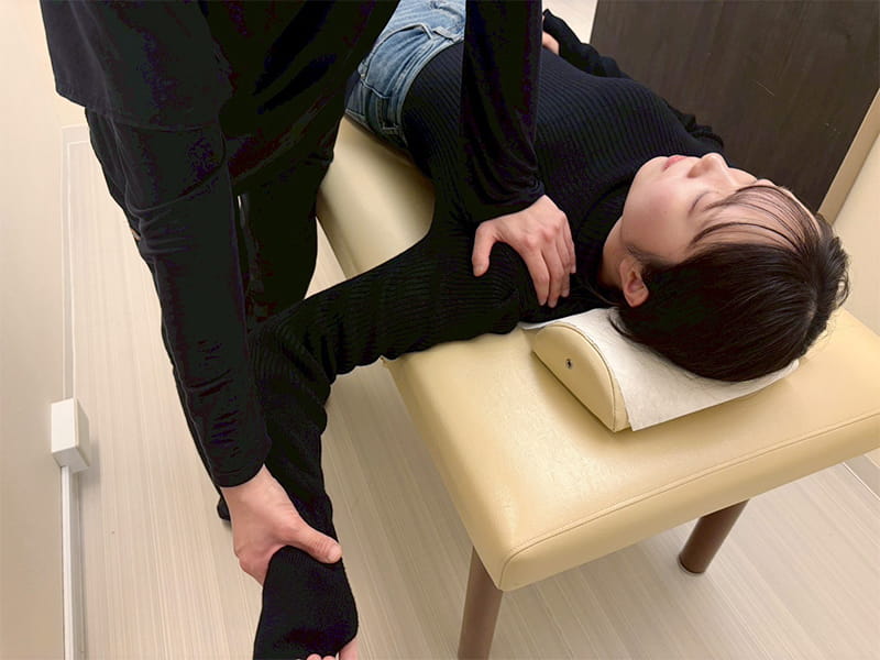 専門的なテクニックで関節の動きを向上させている様子