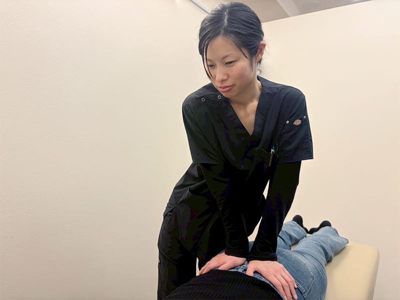 機器を使ってインナーマッスルに集中的にアプローチしている様子