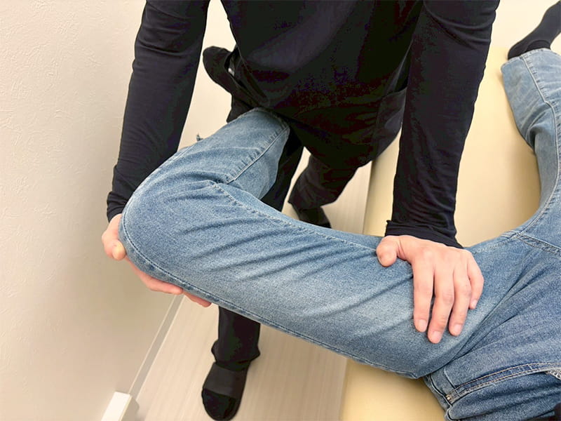 関節や筋肉を、施術者が動かしながらストレッチしている様子