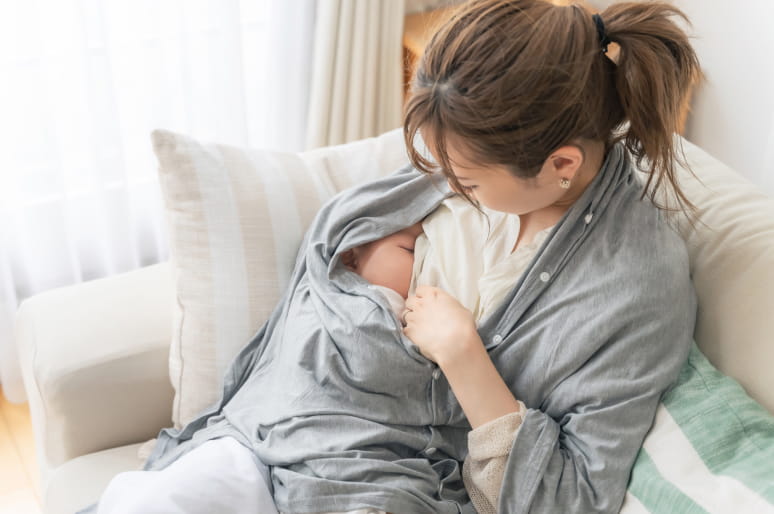 赤ちゃんに授乳する母親の様子