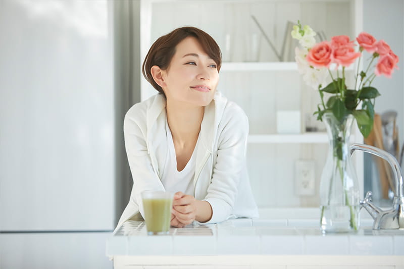 室内にいる女性が遠くを見つめている様子