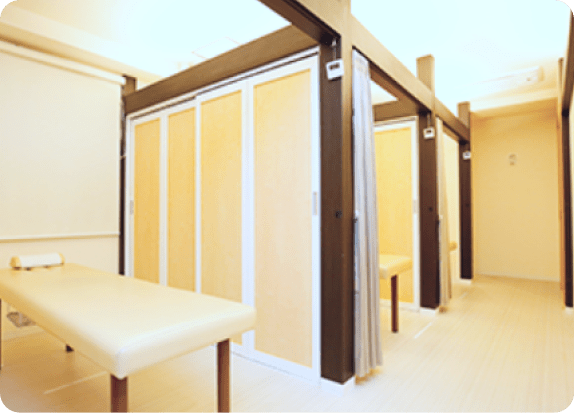 広く確保された施術室の画像