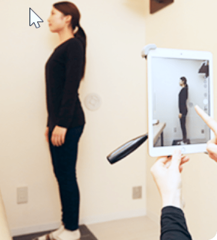 女性患者の全体の状態を撮影している様子