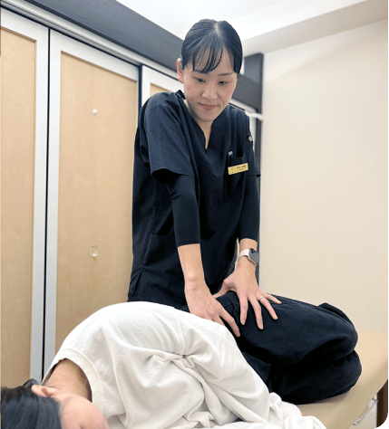 女性整体師が患者に施術を行なっている様子