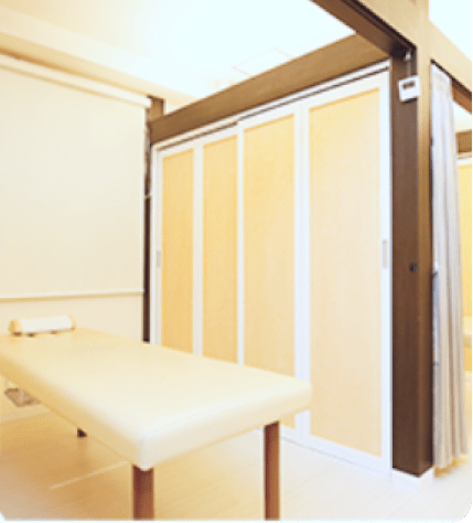 広く確保された施術室の画像