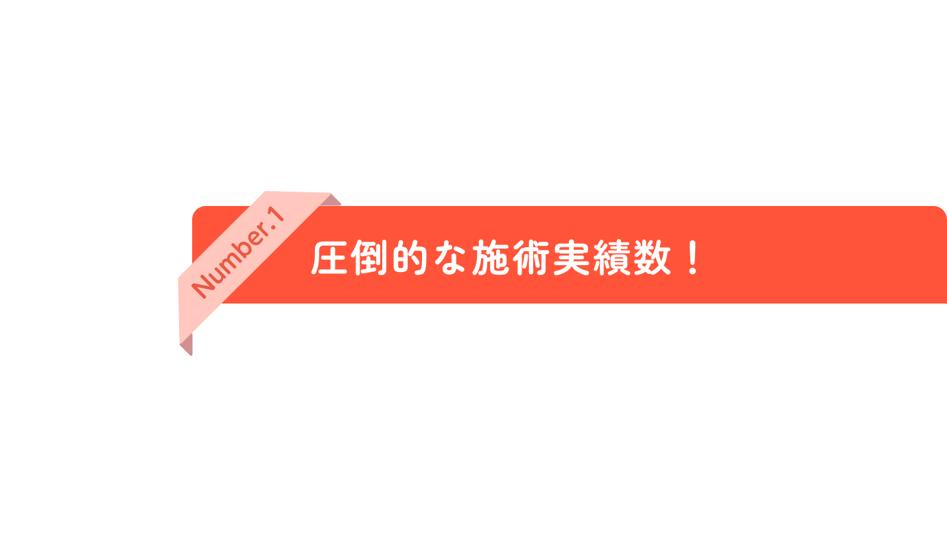 笑顔の女性整体師が患者に施術を行なっている様子